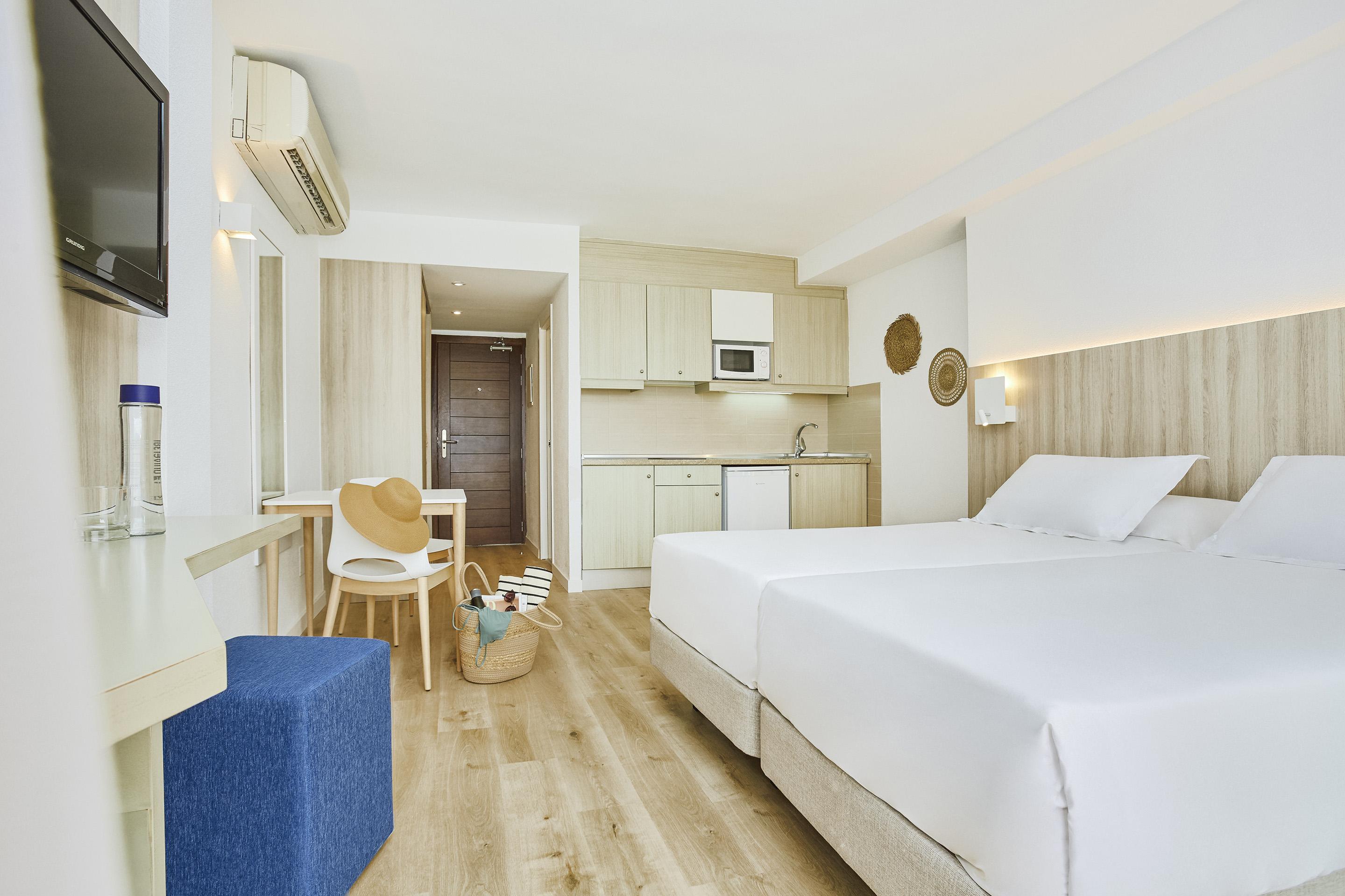 Universal Aparthotel Don Camilo Sant Elm Exterior photo